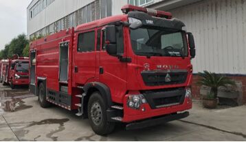 重汽豪泺8吨消防车