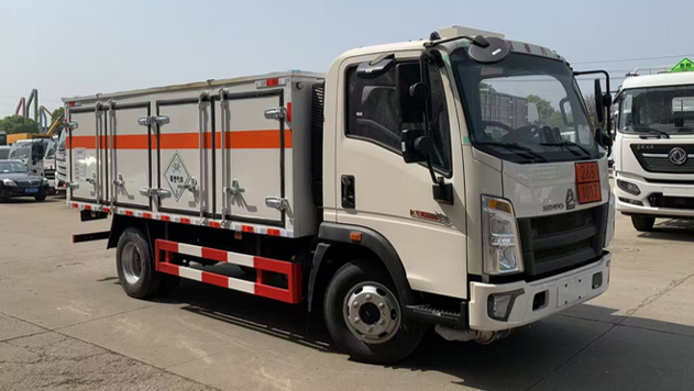重汽4米1毒性气体厢式运输车