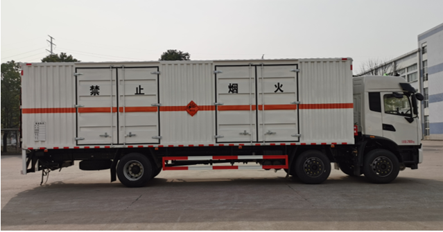 东风天锦前四后四毒性气体运输车