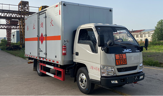 江铃易燃液体厢式运输车